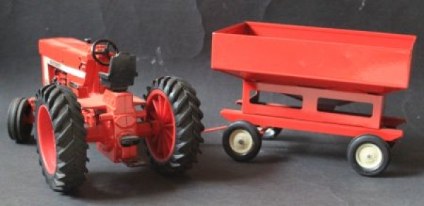 Ertl International Harvester 966 Farmall Tractor with Seedtrailer 1970 DieCast Model (4116)